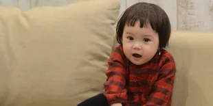 Centil Unyu! Baby Gempi Ikut Gisel Pakai Make Up dan Roll Rambut