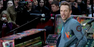 Cerai, Chris Martin 'Balas Dendam' Dengan Makan Daging