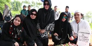 Cerita &#38; Kronologi Ayah Rina Gunawan Meninggal di Dalam Salat