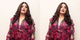 Cerita Lucu Cornelia Agatha Bersama Fans, Kehilangan Wig Sampai Foto di Toilet