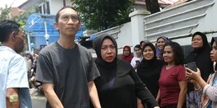 Cerita Melly Goeslaw Saat Berkunjung Ke Rumah Duka Ashraf Sinclair, Tak Sempat Ngobrol Bersama BCL