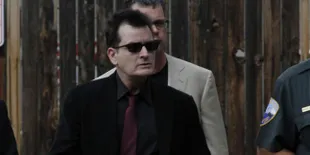Charlie Sheen Positif HIV, Bagaimana Pasangan Bercintanya?