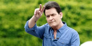 Demi Jaga Rahasia, Charlie Sheen Suap Satu Orang Dengan Rp 138 M