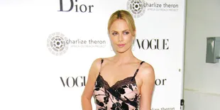 Charlize Theron Tuntut Gaji Sama Dengan Chris Hemsworth