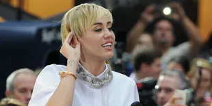 Cher Menyebut Aksi Telanjang Miley Cyrus Lebih Baik Dari...