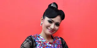 Chika Angel Tak Peduli Dengan Kasus Ahmad Fathanah