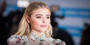 Chloe Moretz Bikin Tato Baru di Bawah Dada, Seperti Apa?