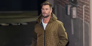 Chris Hemsworth Pakai Helm Saat Naik Motor di Bali, Panen Pujian dari Netizen +62