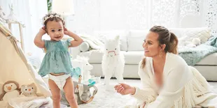 Chrissy Teigen Bagikan Moment Luna 'Asuh' Baby Miles, Bikin Hati Meleleh!