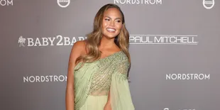 Chrissy Teigen Pamer Selfie Topless Usai Angkat Implan Payudara