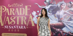 Christie Hibur Pengunjung Parade Wastra Nusantara, Bawakan Lagu Andalan dan Cover Pilihan