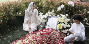 Cium Jenazah Ashraf Sinclair dalam Keranda, BCL Bisikan Kalimat Mengharukan