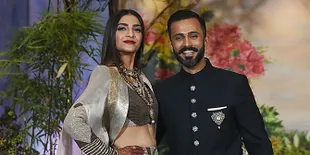 Cium Suami, Sonam Kapoor Rayakan Tahun Baru Romantis di Bali