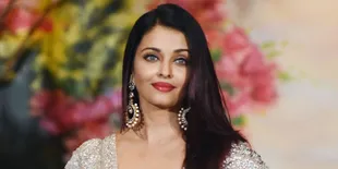 Ciuman Manis Aishwarya Rai dan Aaradhya Bachchan di Disneyland Paris, Cute!