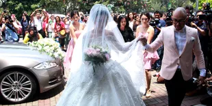 Ciuman Manis Resmikan Pernikahan Chelsea Olivia - Glenn Alinskie