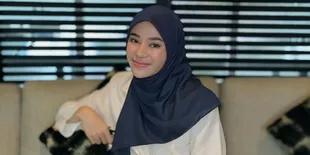 Clara Shinta Lakukan Grounding Bareng Kucing Kesayangan, Begini Manfaat dan Caranya