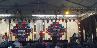 Club Eighties Ajak Goyang Penonton Synchronize Fest 2017