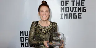 Congrats! Julianne Moore Resmi Jadi Aktris Terbaik di BAFTA 2015