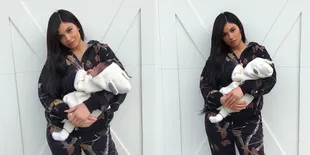 Cool Mom, Kylie Jenner Ajak Stormi Bergaya Dengan Baby Carrier Gucci 500 Dollar!