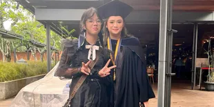 Cosplay Jadi Wednesday Addams, Penampilan Terbaru Safeea Ahmad di Wisuda Sang Kakak yang Mencuri Perhatian