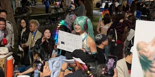 Cosplayer Hatsune Miku Ini Viral Karena Jual Jus Bekas Kaki Dicelup, Harganya Rp 268 Ribu Per Gelas!