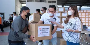 Crazy Rich Malang Bagikan THR untuk 500 Guru Ngaji