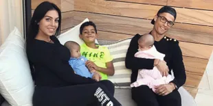 Cristiano Ronaldo Ajak Pacar & Bayi Kembarnya Berenang Bareng