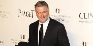 Cuekin Istri, Alec Baldwin Malah Gendong Pria Lain di Red Carpet