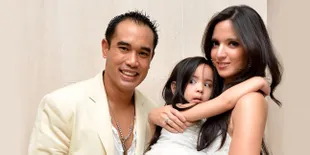 Cute! Anak Pertama Nia Ramadhani Ikut Pasang Kaos Kaki Adiknya