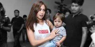 Cute! El Barack Melenggang Bak Model di Catwalk Bareng Mommy