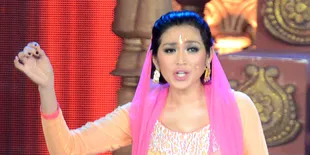 Cute! Masih Bayi, Putra Jessica Iskandar Sudah Gila Gadget