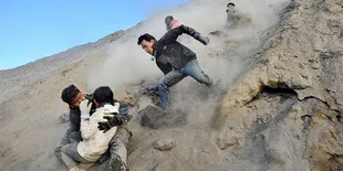 Daki Gunung Semeru, Pemain '5 CM' Diasuransikan Miliaran Rupiah