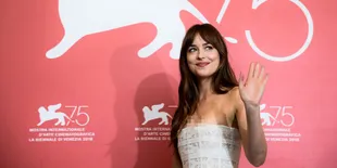Dakota Johnson Bagikan Nomor Ponsel di Depan Umum, Ada Apa Dengannya?