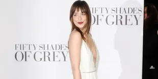 Dakota Johnson Curi Pakaian Dalam di 'FIFTY SHADES'