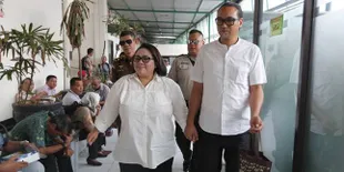 Dalam Masa Rehabilitasi, Nunung dan Suami Malah Terlihat di Bandara Solo