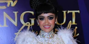 Dalam Rutan, Jupe Mengajar Bahasa Inggris