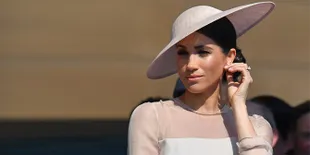 Dandan Cantik Elegan, Meghan Markle Gandeng Mesra Pangeran Harry