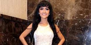 Dapat Buket Bunga Nabila Syakieb, Julia Perez Menari Bahagia