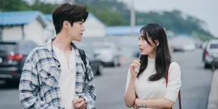 Dapat Julukan Dimple Couple, Shin Min Ah dan Kim Seon Ho Komentari Senyum Mereka yang Mirip