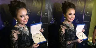 Dapat Ratusan Juta Dari Lelang Berlian, Rossa Menangis