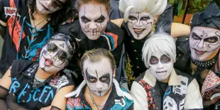 Dari Gimmick Horor hingga Musik yang Kadang Bikin Eargasm, Gimana Perjalanan Karier Kuburan Band?