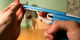 Dari Kertas, Kita Bisa Buat Pistol-Pistolan Yang Bisa Nembak!