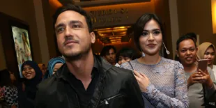 Datang Bawa Bingkisan ke Rumah Raisa, Hamish Daud Sumringah