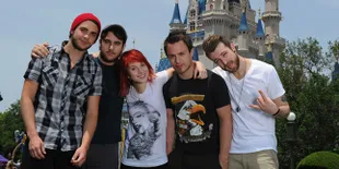 Datang Dengan Mood Baik, Para Personel Paramore Berada di Jakarta