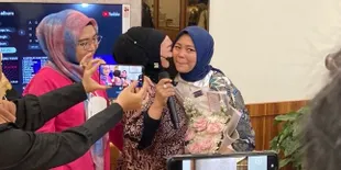 Datang di Acara Ulang Tahun Selfi Yamma yang Ke-22 Tahun, Ayu Soraya Beri Hadiah Spesial Berupa Lagu Karyanya Sendiri