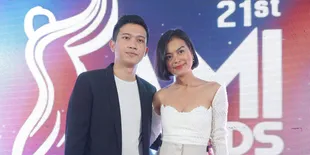 Datang ke AMI Awards 2018, Eva Celia dan Pacar Kompak Bicara Musik