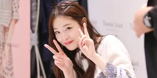 Datang ke Event Dior, Sulli Ketahuan 'Pinjam' Baju Bella Hadid?