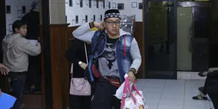 Datang ke Kantor Polisi Sambil Ajak Bayinya, Teddy Siap Terima Hasil Autopsi Mendiang Lina Hari Ini