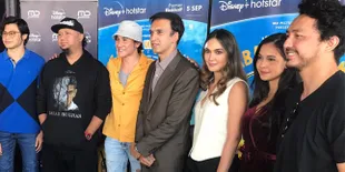 Datang ke Preskon Film 'SABAR INI UJIAN', Luna Maya Tetap Cantik Meski Jalan Pakai Kruk - Gips Bertuliskan BTS