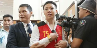 Datang ke Sidang Kasus Ikan Asin, Pablo Benua Pakai Kacamata Hitam - Kemeja Louis Vuitton